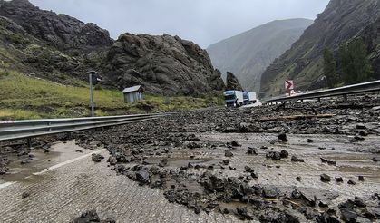 Erzurum'da heyelan: Yol tek şeritten ulaşıma açıldı