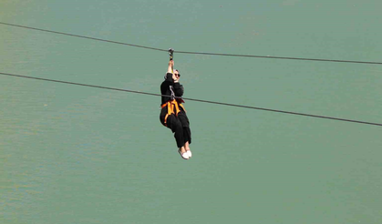 Fırat Nehri’nin zirvesinde heyecan dolu zipline macerası