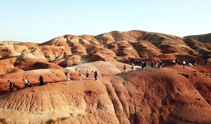 Iğdır’da “Türkiye’nin Mars’ı” gökkuşağı tepeleri turist akınına uğruyor