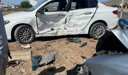 Kavşakta korkutan kaza: 2 yaralı!