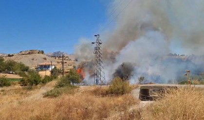 Adıyaman’da elektrik direği patladı, yangın çıktı