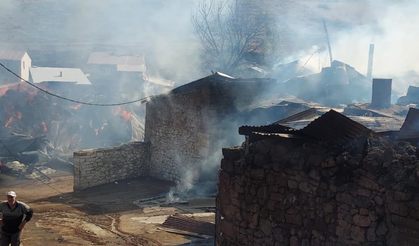 Erzurum’da yangın: Alevler evleri ve ahırları sardı