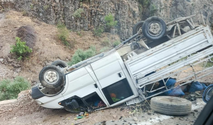 Hakkari’de kontrolden çıkan kamyonet devrildi, 2 yaralı