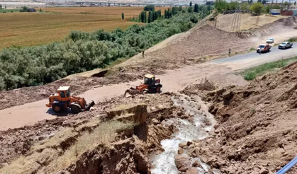 Sulama kanalının çökmesi Batman-Bismil yolunu ulaşıma kapattı