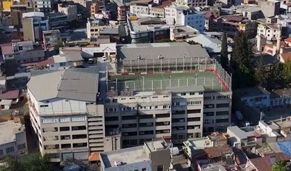 Adana'da 5 katlı binanın çatısında halı saha