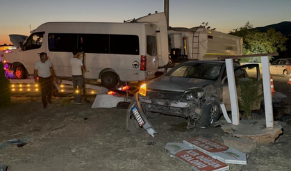 Adıyaman’da minibüs ile otomobil çarpıştı: 12 kişi yaralandı
