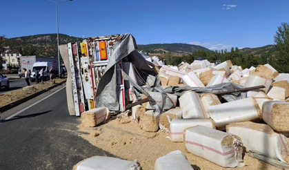 Bingöl’de kamyon devrildi, yol ulaşıma kapandı