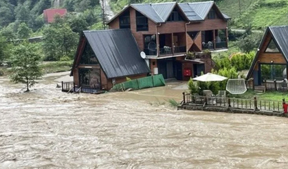 Karadeniz’de turuncu alarm: Yollar kapandı, bungalovlar sele kapıldı