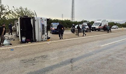 Adana Kozan’da minibüs devrildi: 11 yaralı