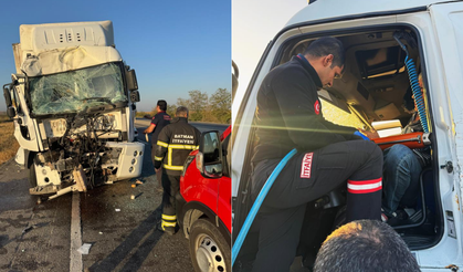 Diyarbakır istikametinde korkunç çarpışma: Sürücü sıkıştı!