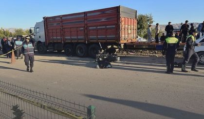 Motosiklet kamyona çarptı: Gençlerden biri kurtarılamadı