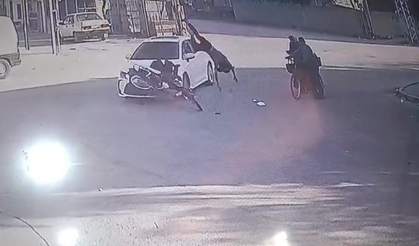 Motosiklet sürücüsü yaşlı çiftin üzerine uçtu