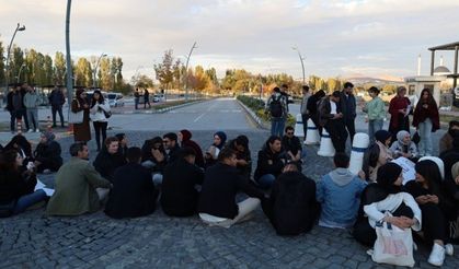 Öğrenciler Rojin Kabaiş için 13 gündür eylemde