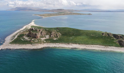 Van Gölü’nde antik yol su altından çıktı