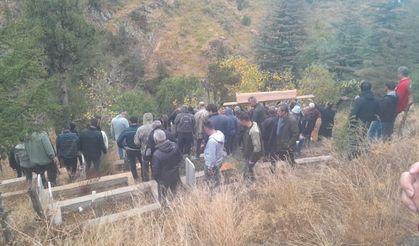 Yangında hayatını kaybeden kardeşler tek mezarda defnedildi