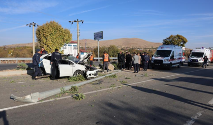 Elazığ’da kontrolden çıkan araç refüje çarptı 1’i bebek 6 yaralı