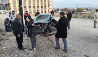 Traktör kazasında savrulan otomobil yayayı hayattan aldı