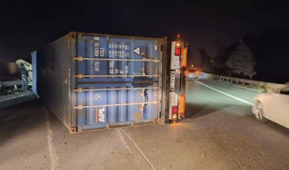 Fırtına nedeniyle tırlar devrildi