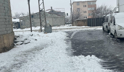 Hakkari’de kar felaketi: 13 köy ve 30 mezra yolu kapandı
