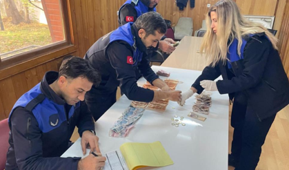 Trafik ışıklarında dilenciden 3.731 TL çıktı!