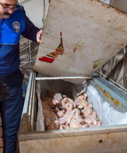 Mide bulandıran manzara: Dönerciden kurtlu salça ve turşu çıktı