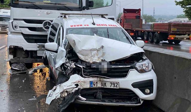 Kocaeli'de 2 tır ve hafif ticari araç çarpıştı: 1 yaralı