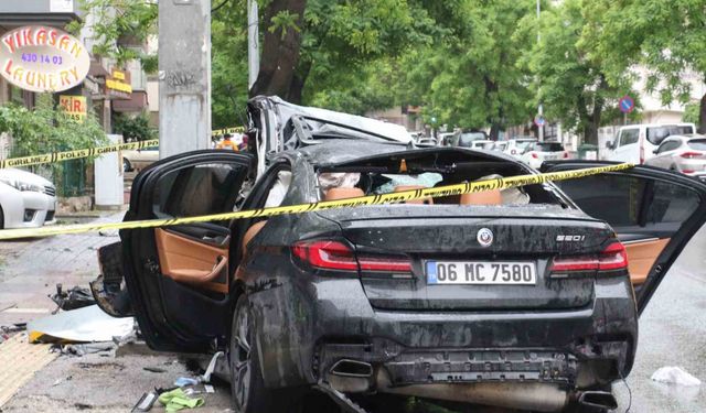 Ankara'da feci kaza: Otomobil direğe çarptı! '1 ölü, 4 yaralı