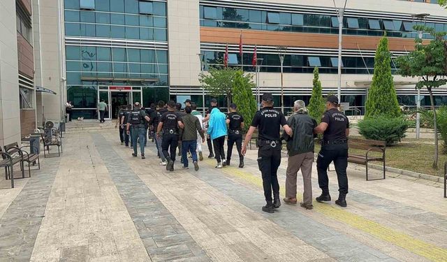 İzmir'deki operasyonlarda 45 zehir taciri tutuklandı