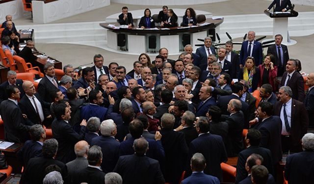 Meclis Genel Kurulu'nda AK Parti ve CHP'li vekiller arasında
