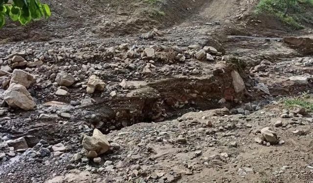 Elazığ'da sağanak sonrası köy yolu çöktü