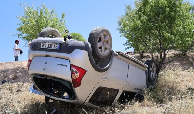 Elazığ’da otomobil şarampole yuvarlandı:  4 kişi yaralandı