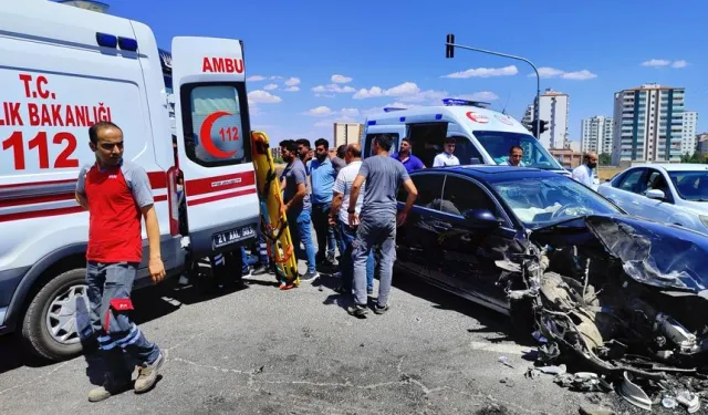 Diyarbakır'da otomobil ile tır çarpıştı: 2 Yaralı