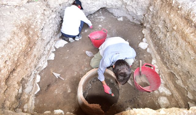 Delikli mağara kazısında 5 bin yıllık tarih gün yüzüne çıkarıldı