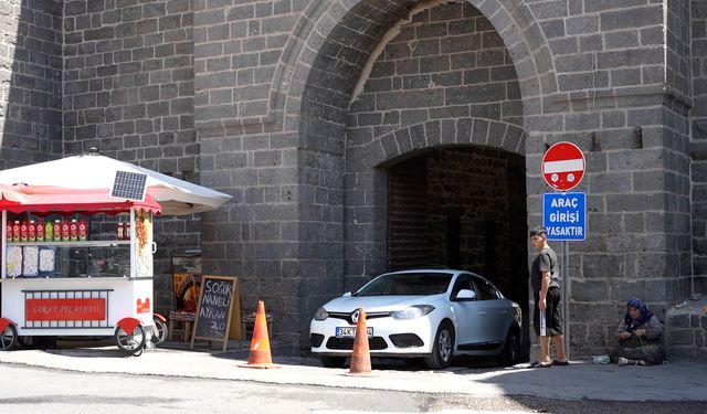 Diyarbakır’daki bir türbede, araç girişi yasak olmasına rağmen kurallar çiğneniyor