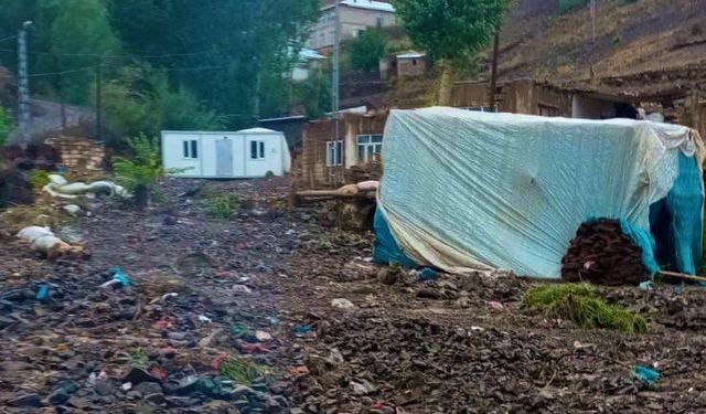 Van’da sağanak yağış sele neden oldu: Evler ve ahırlar zarar gördü