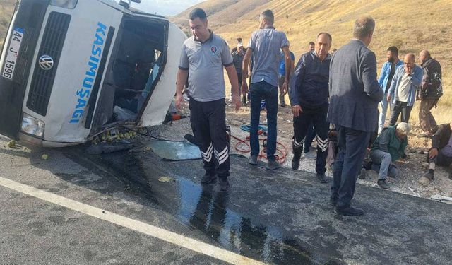 Malatya'da minibüs devrildi, 17 kişi yaralandı