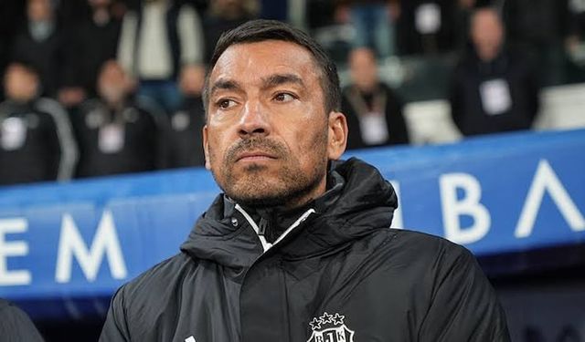 Beşiktaş, Giovanni van Bronckhorst ile yolların ayrıldığını KAP'a bildirdi.