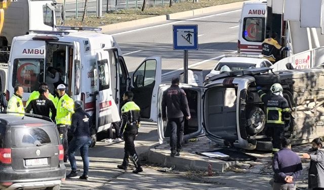 Batman üniversitesi önünde kaza: Yaralılar hastaneye kaldırıldı