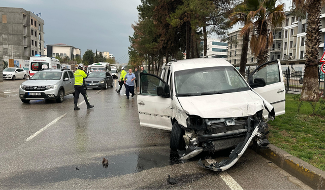 Adıyaman’da trafik kazası: Çarpışma sonucu aydınlatma direği devrildi