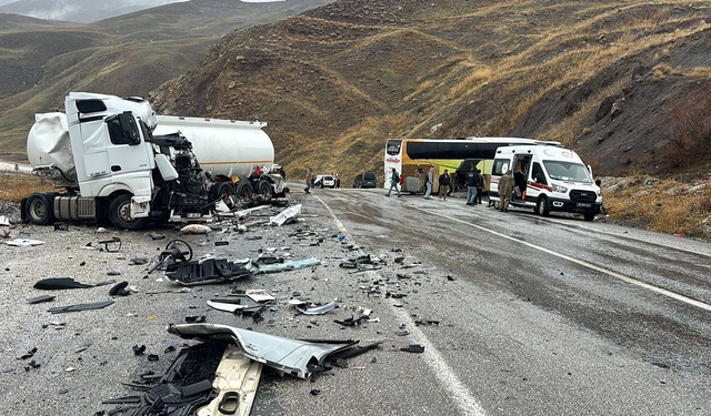 Hakkari’de Diyarbakır otobüsü ile Tır çarpıştı, yaralılar hastaneye kaldırıldı