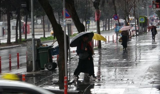 Diyarbakır’da Nisan Yağmuru: Sağanak ve Dolu Vatandaşı Zorladı