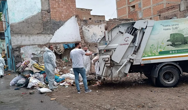 Diyarbakır’da 85 yaşındaki Behiye Sancar’ın evinden 5 kamyon çöp çıkartıldı