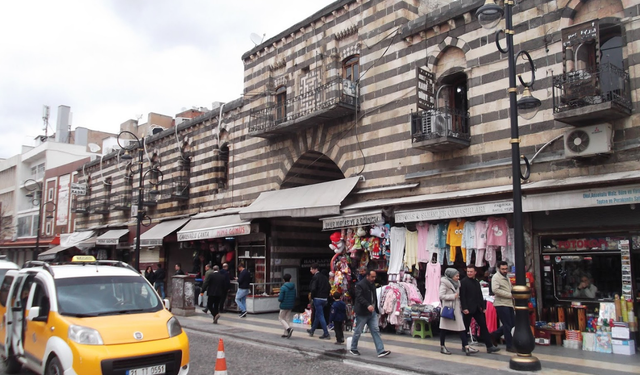 Esnaf ve turistler tepkili: Diyarbakır’ın en işlek noktasında atık su krizi