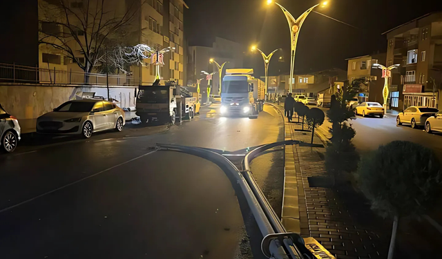 Hakkari’de şiddetli fırtına: 69 çatı uçtu, okullar tatil edildi
