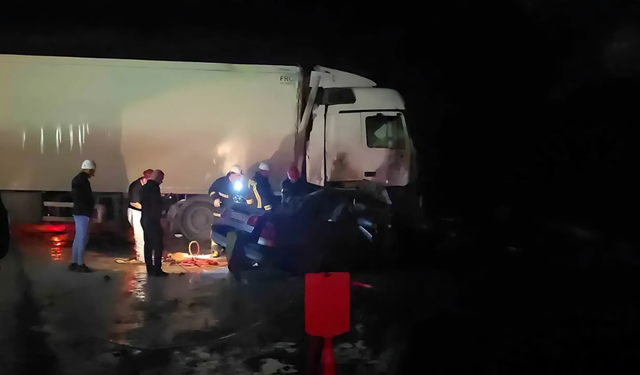 Kontrolden çıkan Tır otomobilin üzerine devrildi: Genç sürücü hayatını kaybetti