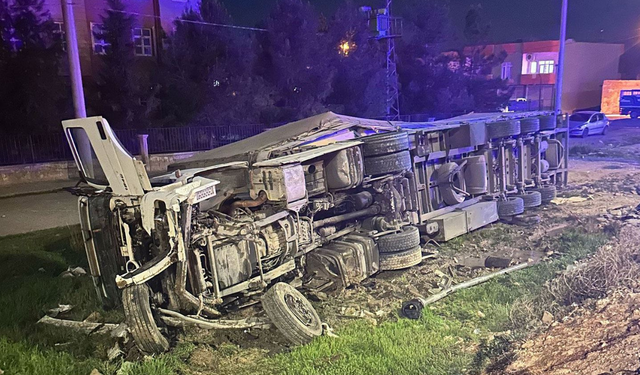 Mardin'de TIR ile hafif ticari araç çarpıştı: 6 yaralı