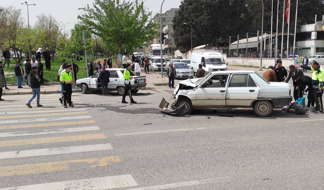 Şanlıurfa Akçakale caddesi'nde iki araç kafa kafaya çarpıştı: 8 yaralı