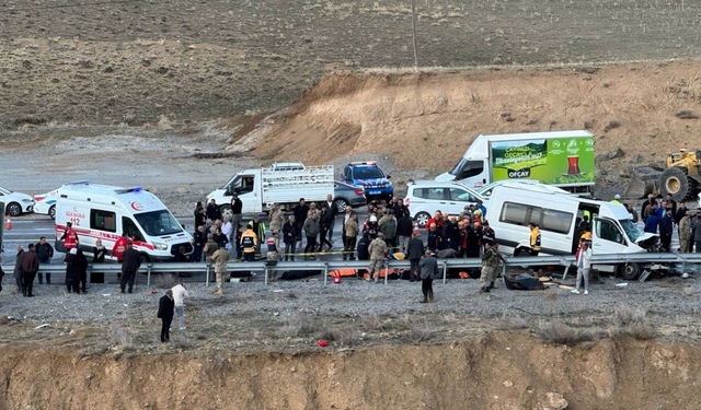 Van’da minibüs ile kamyonet kafa kafaya çarpıştı: 6 ölü, 8 yaralı
