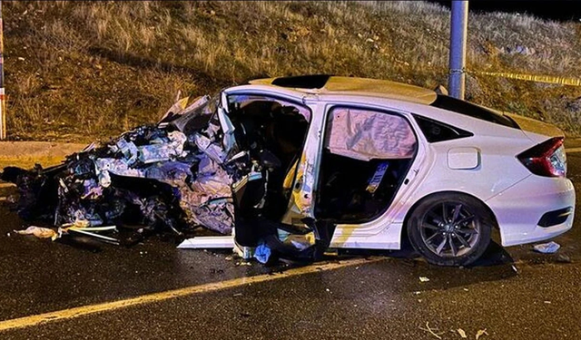 Van’da tabela direğine çarpan otomobilde 3 ölü, 2 yaralı