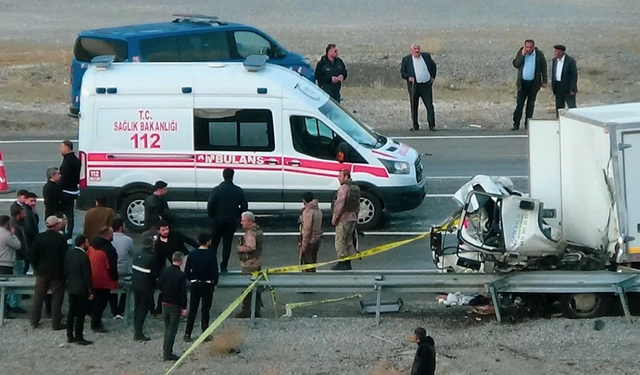 Van’ın Gürpınar ilçesinde meydana gelen feci trafik kazasında 7 kişi hayatını kaybetti